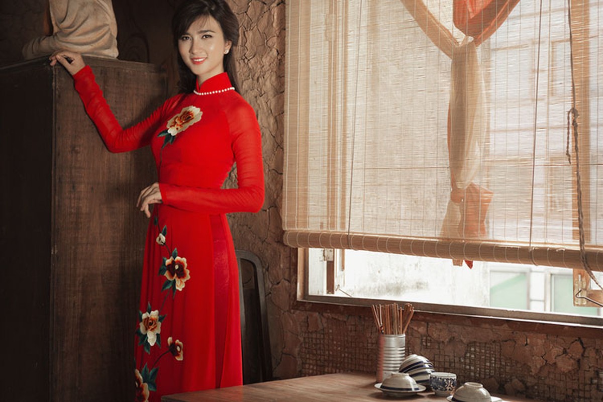 Kim Tuyen dep diu dang voi ao dai mung ngay 30/4